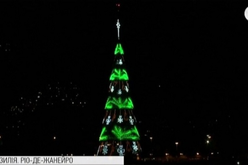 Официально В Рио-де-Жанейро. зажгли рождественскую елку.