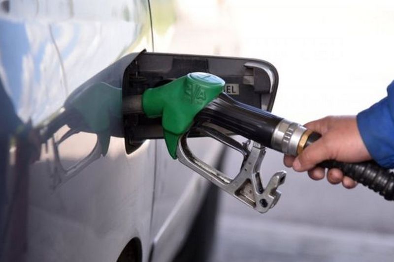 В Украине стремительно дешевеет бензин