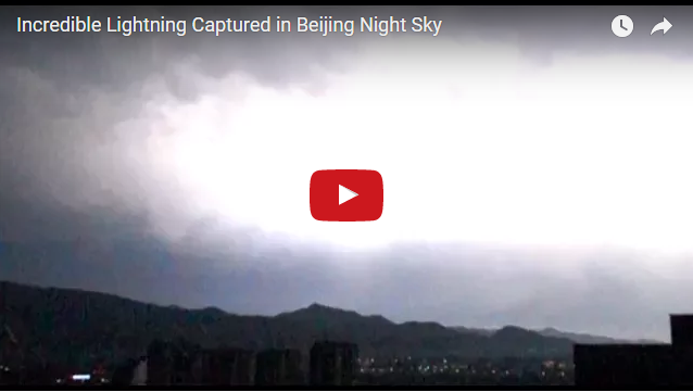 В Китае одновременно вспыхнули сотни молний: зрелищное видео