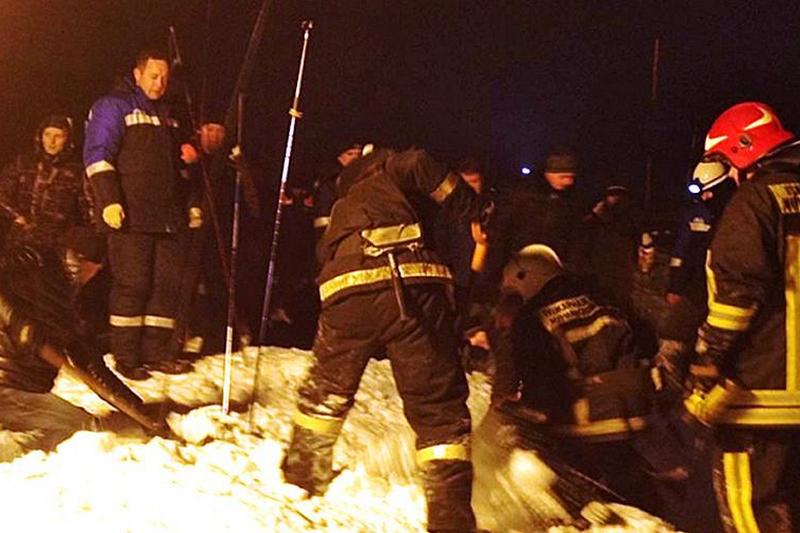 В России произошел сход лавин на поселок, есть жертвы