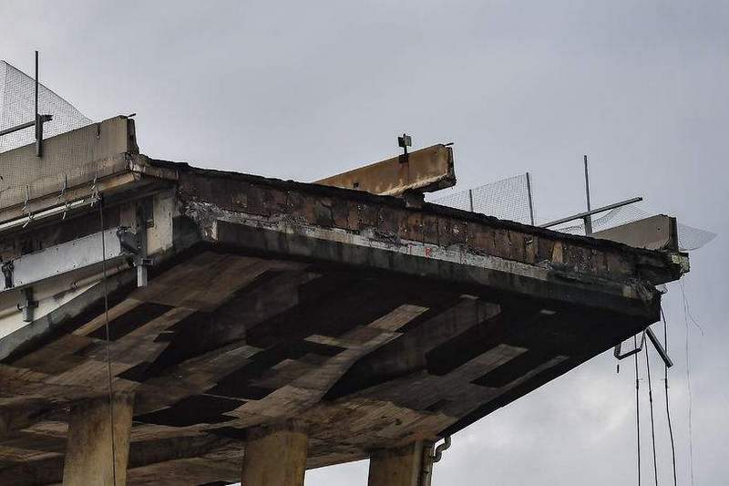 В Генуе начали сносить мост, унесший десятки жизней