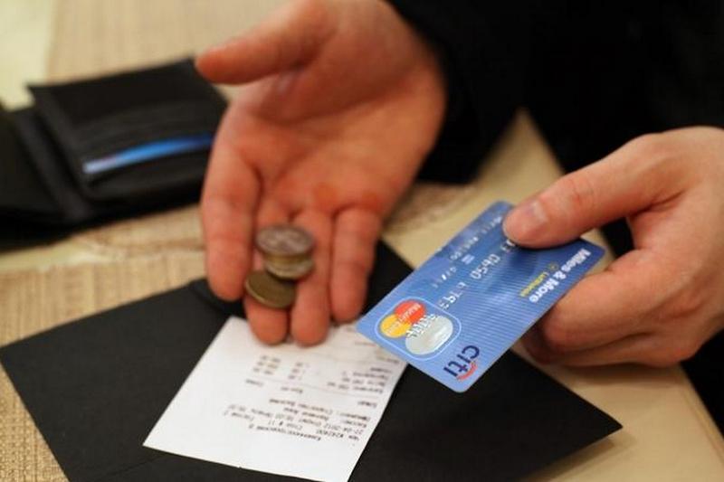 В РФ хотят обложить налогом снятие наличных с банковских карт