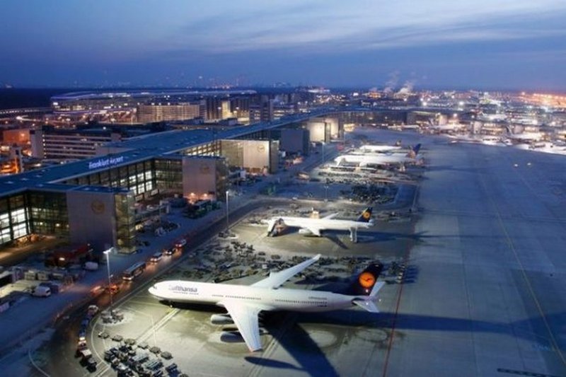 Крупнейшие международные аэропорты массово отменяют рейсы: названа причина
