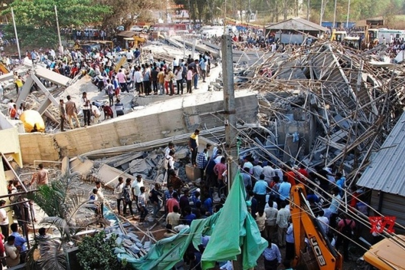 Количество погибших от обрушения торгового центра в Индии возросло до 16
