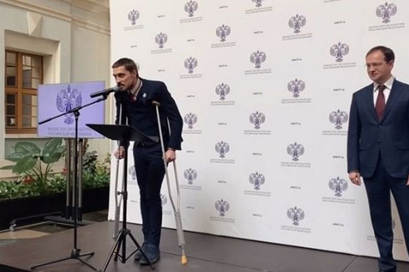 Дима Билан на костылях принял важную награду: певец стал Заслуженным артистом России