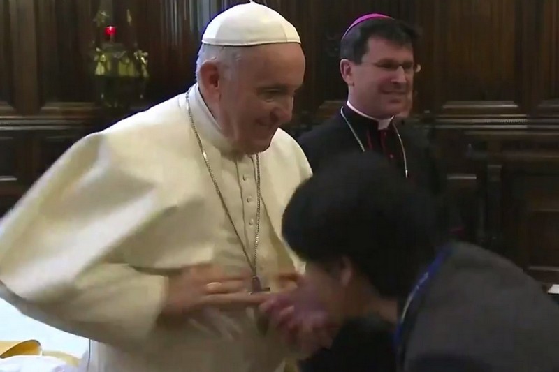 Папа Франциск взволновал католиков, не позволив прихожанам целовать свой перстень