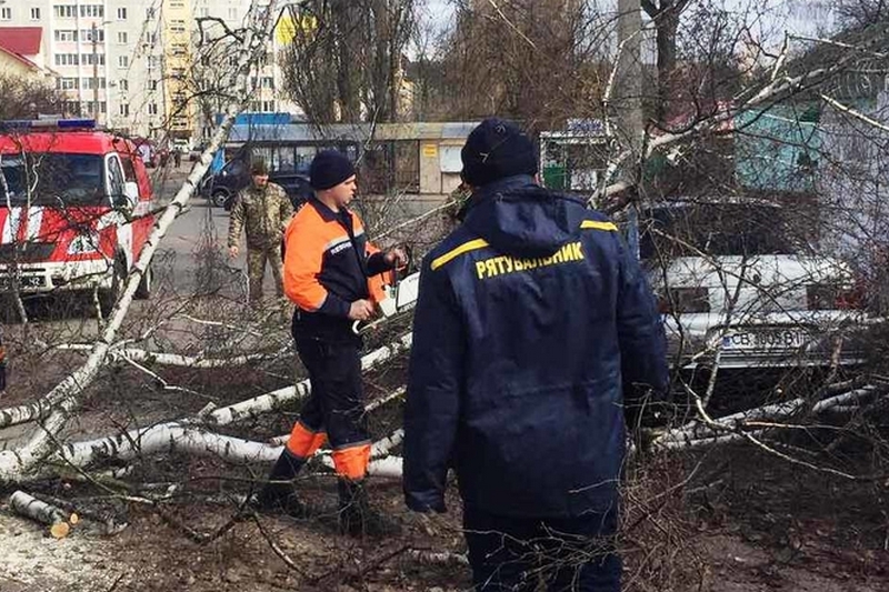Украиной пронесся ураган: спасатели устраняют последствия