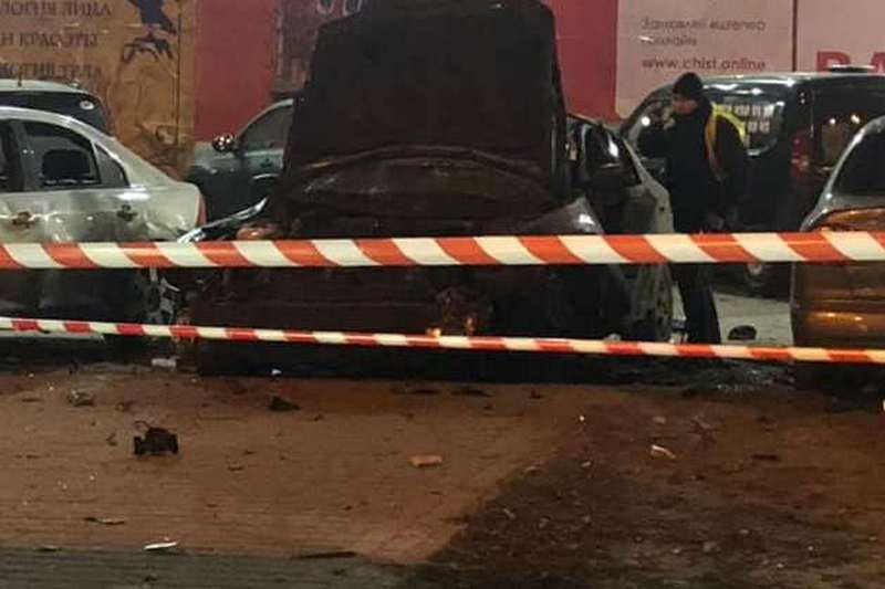 В Киеве на парковке взорвалось авто: мужчине оторвало кисть