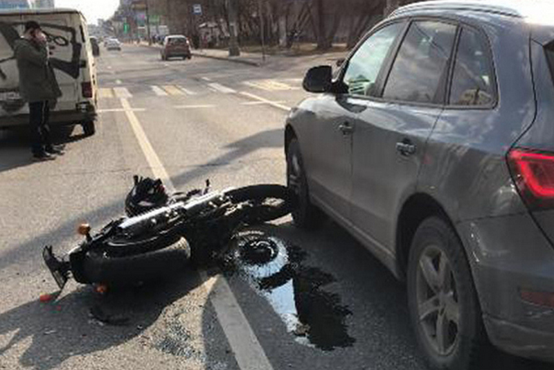 Жена московского полицейского упала с мотоцикла, и ее переехал «Мерседес»
