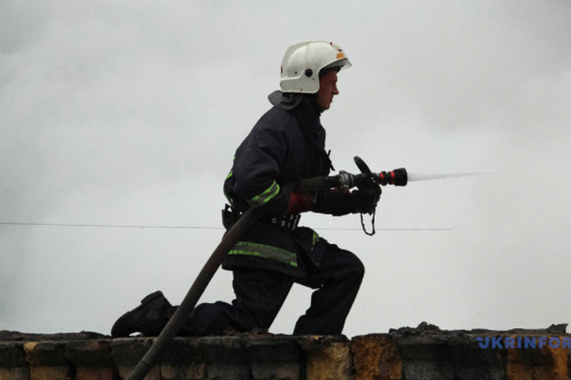 В Запорожье во время пожара в стройвагончике погибли три человека