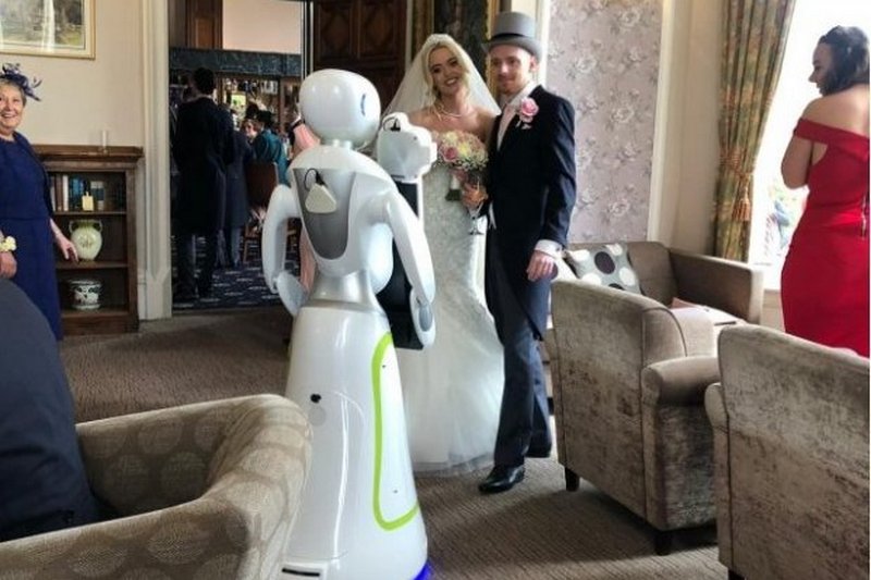 Дебют Евы: впервые в истории состоялась свадьба с фотографом-роботом