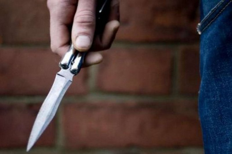 В Киеве мужчина ударил полицейского ножом в грудь