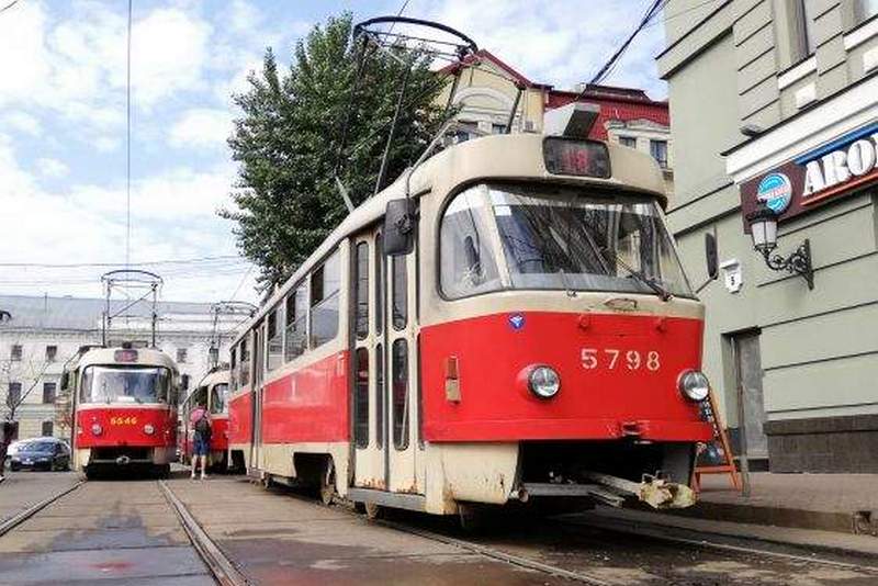 В Харькове трамвай въехал в машину с ребенком