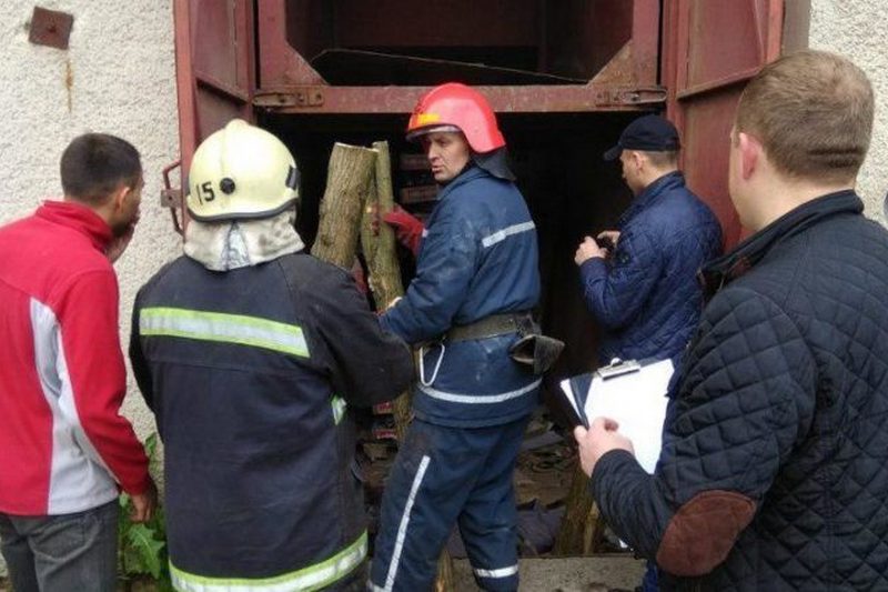 На Львовщине грузовой лифт упал на рабочих