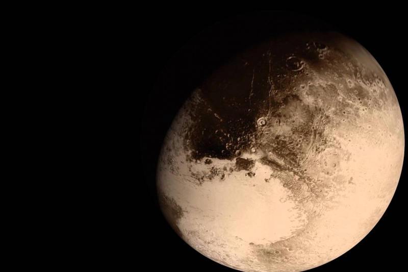 Японские ученые считают, что под поверхностью холодного Плутона сохраняется теплый океан воды