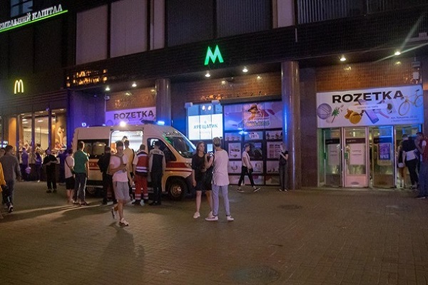 Конфликт между двумя компаниями начался на улице Крещатик и перерос в драку. Одна группа попыталась скрыться в метро от человека с ножом.