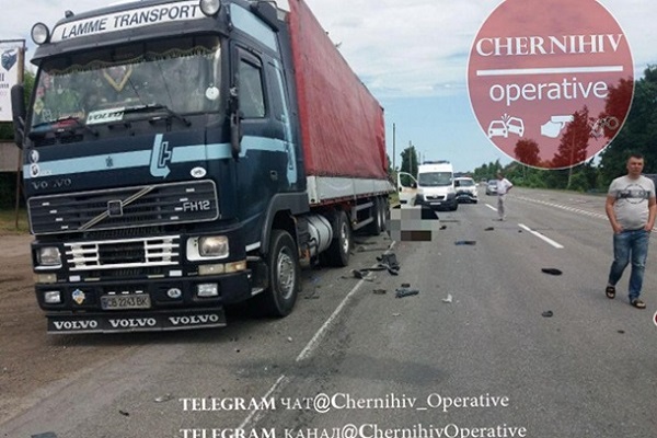 В Черниговской области фура сбила водителей, чинивших грузовик