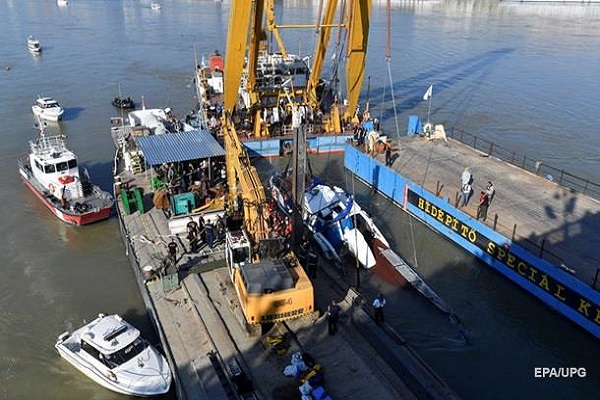 Трагедия на Дунае: спасатели поднимают затонувшее судно