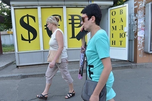 Доллар в Украине дешевеет в обменниках в начале недели.