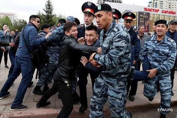 В Казахстане задержали 700 митингующих