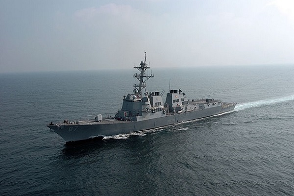Атака в Оманском заливе: США направили эсминец