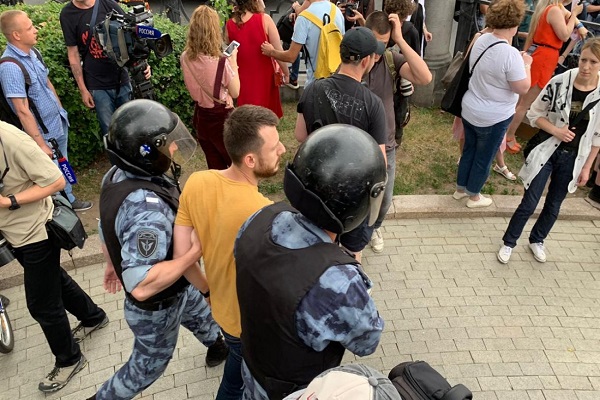 Полиция сообщила о задержании более 200 человек на акции в Москве