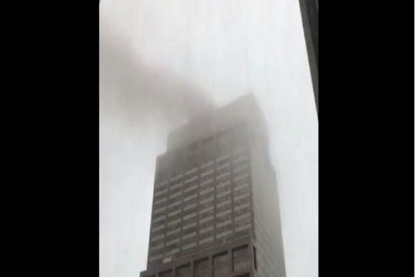 В Нью-Йорке вертолет врезался в здание