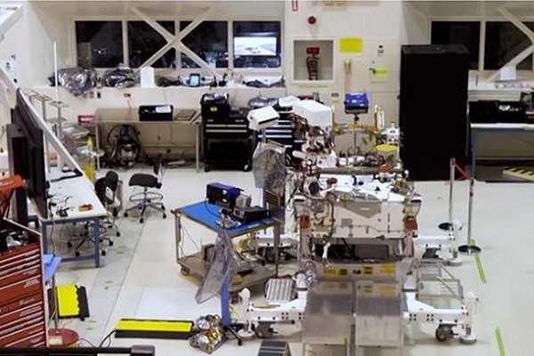 NASA транслирует сборку марсохода в прямом эфире