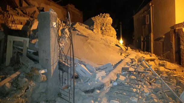 После землетрясения в Италии из-под обломков дома спасли троих детей