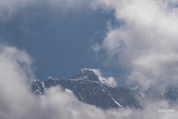 На Эвересте установили самую высокую в мире метеостанцию