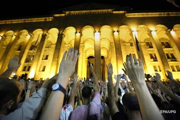 Протестующие в Тбилиси не намерены расходиться