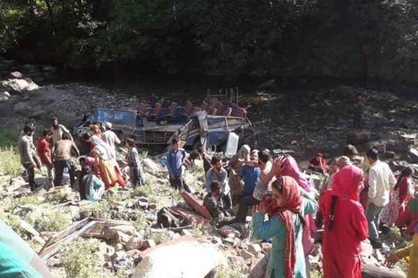 В Индии автобус рухнул в ущелье: 30 погибших