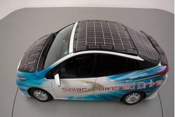Наземный космолет. Toyota тестирует Prius с солнечными панелями на крыше