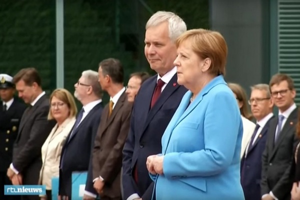 Стало известно, что шептала Меркель во время приступа дрожи