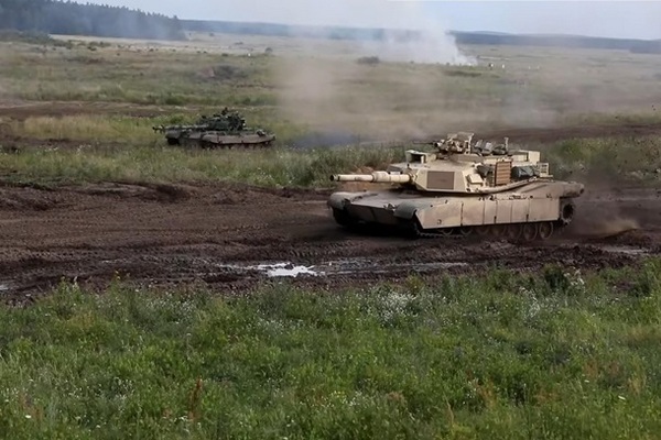 В Сети показали учения танков Abrams и Т-72