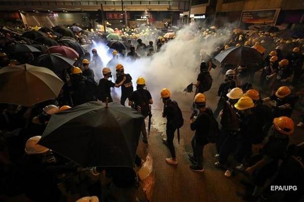В Гонконге столкновения протестующих с полицией