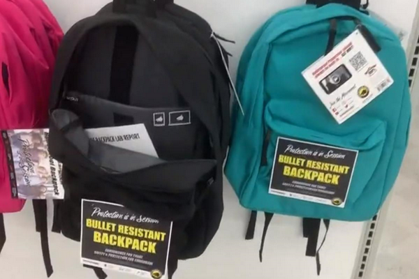После терактов в США детям покупают пуленепробиваемые рюкзаки