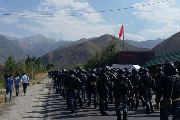 Экс-президента Киргизии привезли в Бишкек, в город движутся его сторонники