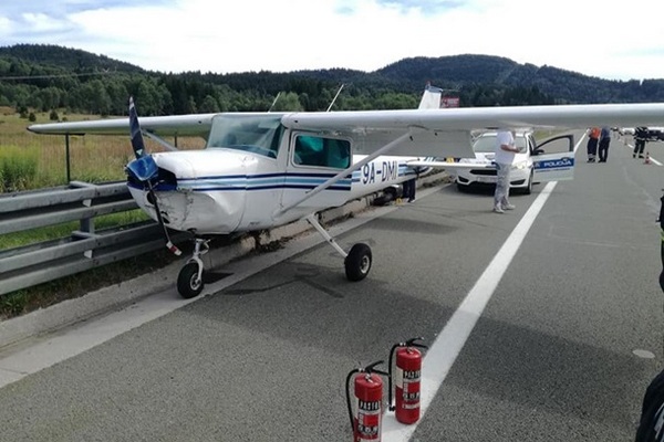 В Хорватии самолет совершил аварийную посадку на трассе