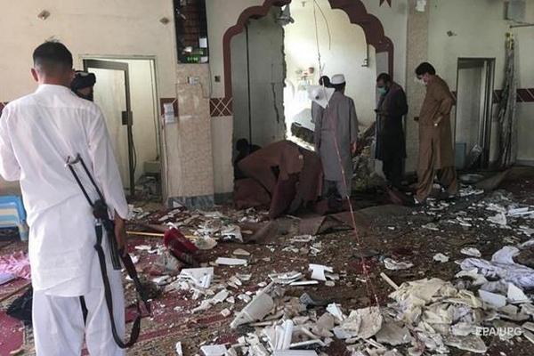 В Пакистане при взрыве в мечети погиб брат лидера 